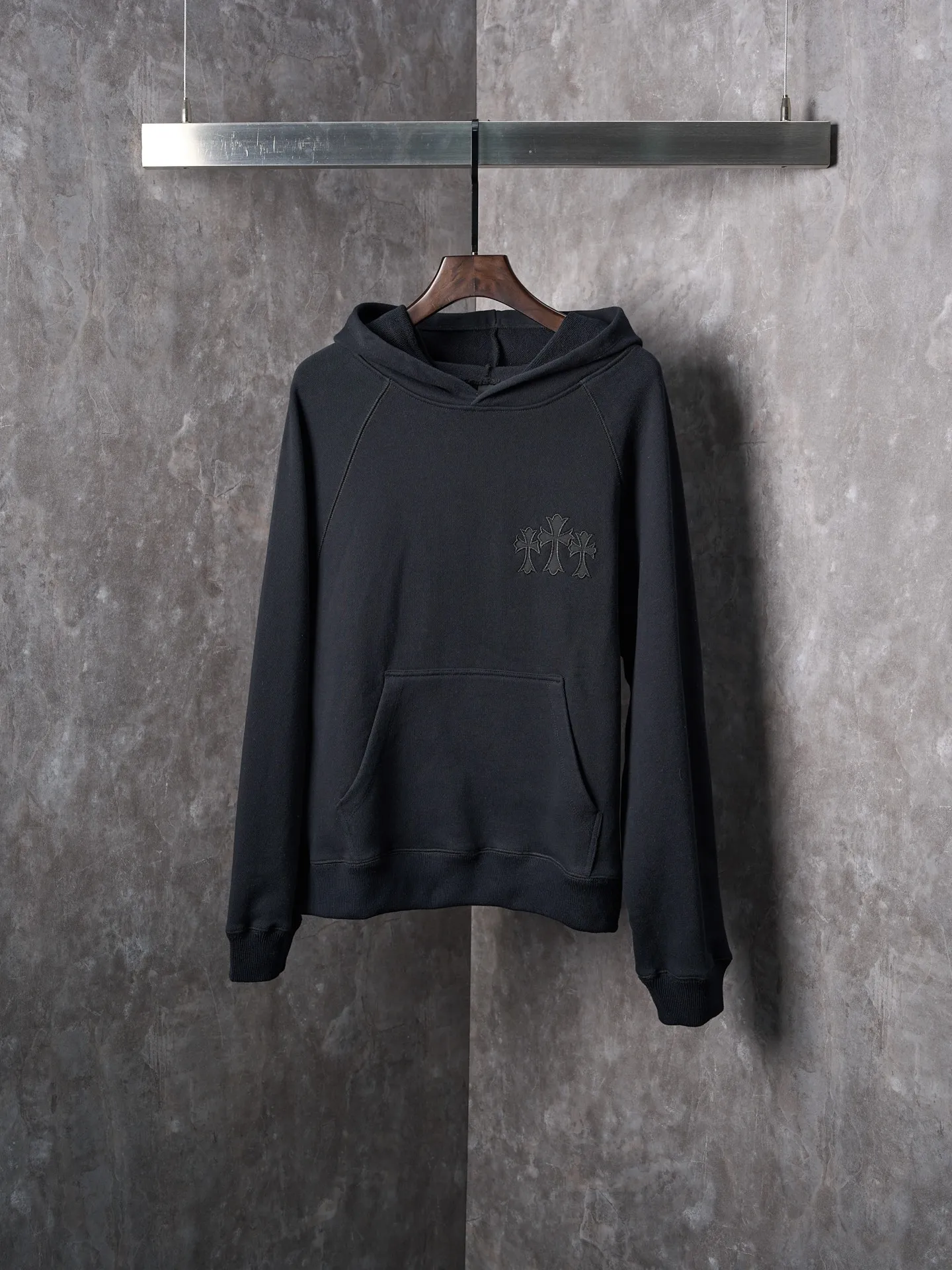 P480 Actual auction] Chrome Hearts/Ch cross logo patch embroidered hooded sweatshirt [Ready stock] S M L XL custom-made heavy fortress interwoven air cotton, full of texture, thick and solid, with classic black as the curtain, giving deep sensory luxury. With the Chrome heart cross patch embroidery decoration on the chest, it becomes the ultimate interpretation of dark gothic style. CH Gothic font is the finishing touch on the back panel, making the totem the thorn in your spirit. The logo iron plate sways slightly with the swing of the body, adding a sense of movement and vitality. It is unobtrusive but has an indescribable aura. It interprets the perfect blend of retro and luxury. It adopts imported machine appliqué embroidery technology and uses advanced computer control systems and precise mechanical components to realize the Chrome Hearts logo appliqué embroidery operation. It presents an embroidery effect with both clarity and three-dimensionality. The fabrics have been washed and have a better hand feel. They are not easy to deform, shrink or fade. Maintains long-lasting beauty with a loose fit